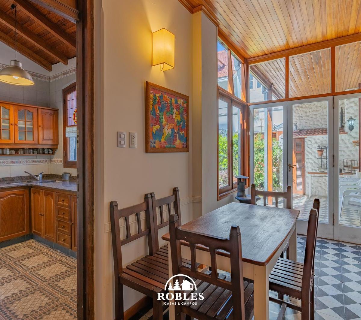 Casa de Estilo con Dos Departamentos, en El Barrio La Perla. 5