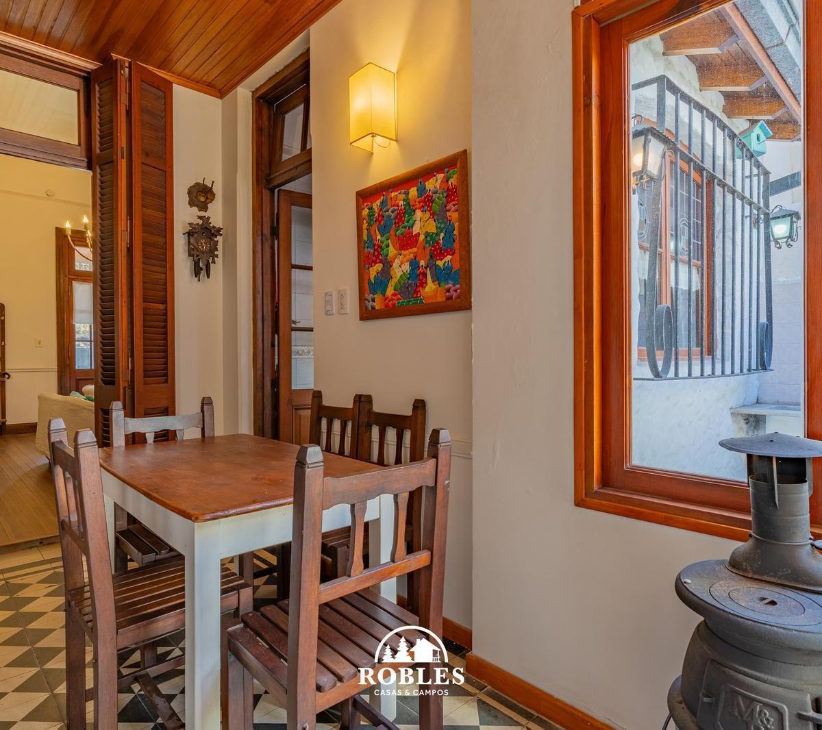 Casa de Estilo con Dos Departamentos, en El Barrio La Perla. 2