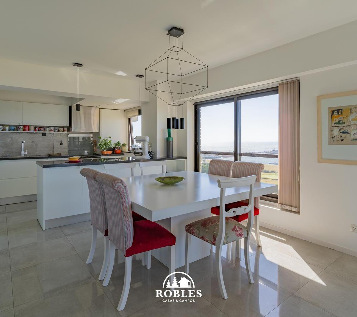 Semipiso de Categoría, con Vista Al Mar y Al Golf de Playa Grande. 2