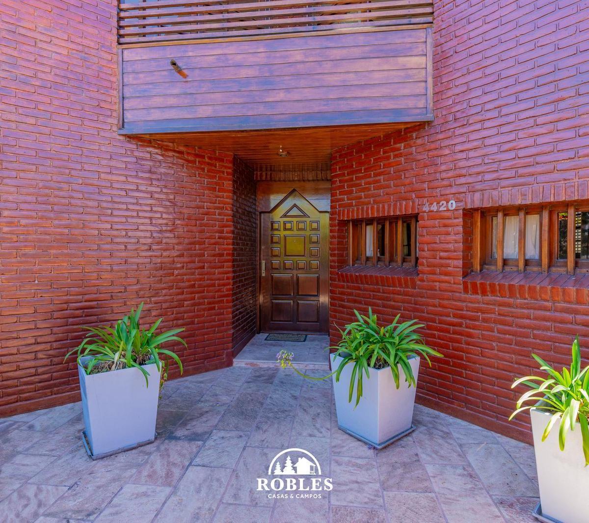 Importante Chalet en Barrio San Carlos 4
