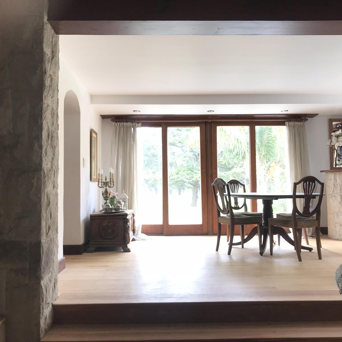 Chalet en esquina sobre importante superficie de terreno.