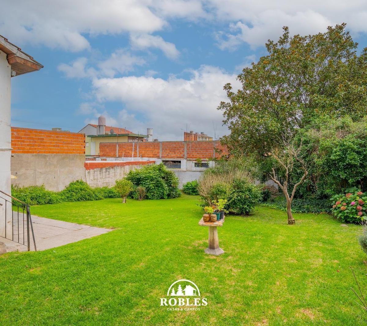 Chalet con Local Comercial Sobre Av Edison. 4