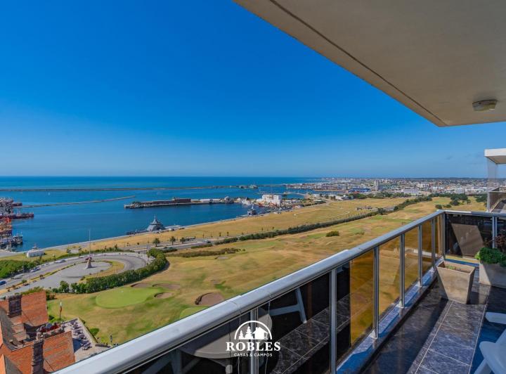 Excelente triplex frente al mar y al golf de Playa Grande
