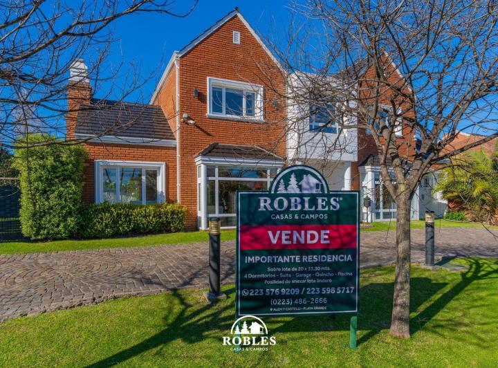 Importante residencia en el excelente barrio Los Troncos. 4