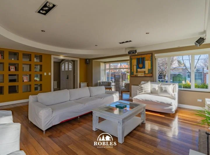 Importante residencia en el excelente barrio Los Troncos. 3