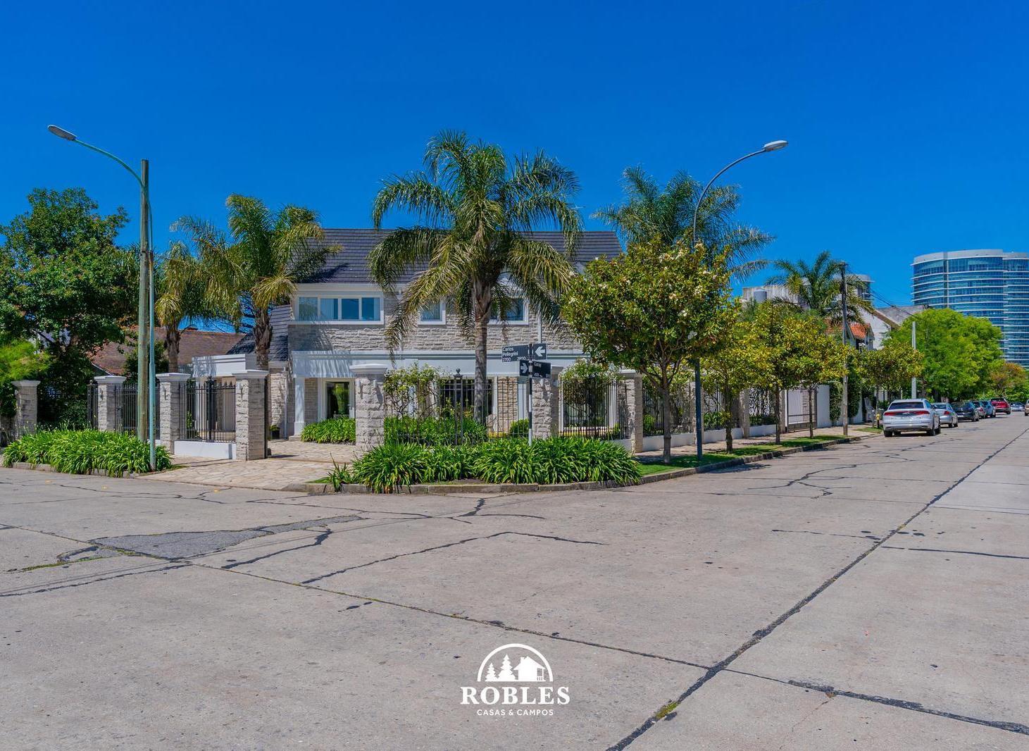 Moderna Residencia, sobre importante esquina en zona exclusiva. TOUR VIRTUAL.