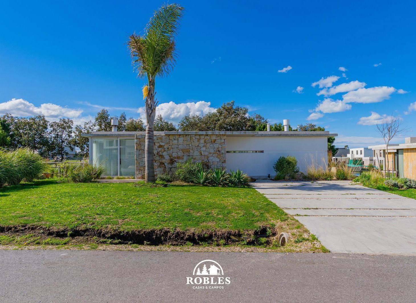 Casa estilo moderno en el barrio Casonas del Haras