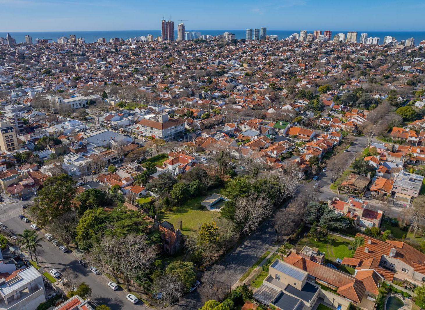 Lote en esquina del excelente barrio Los Troncos.