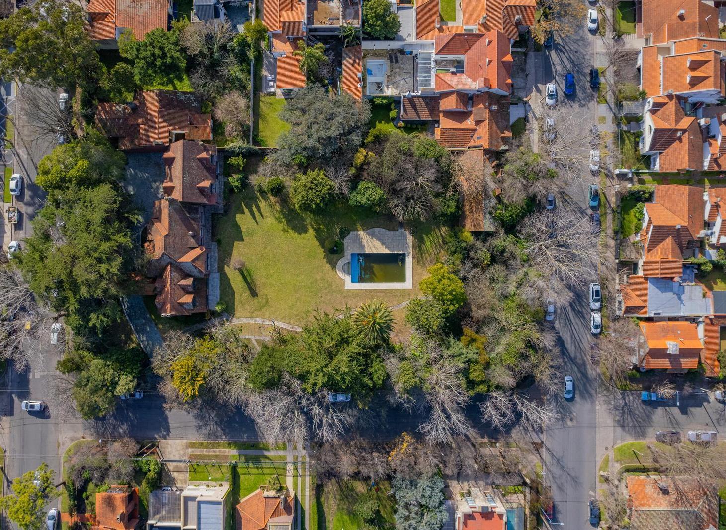 Lote en esquina del excelente barrio Los Troncos.