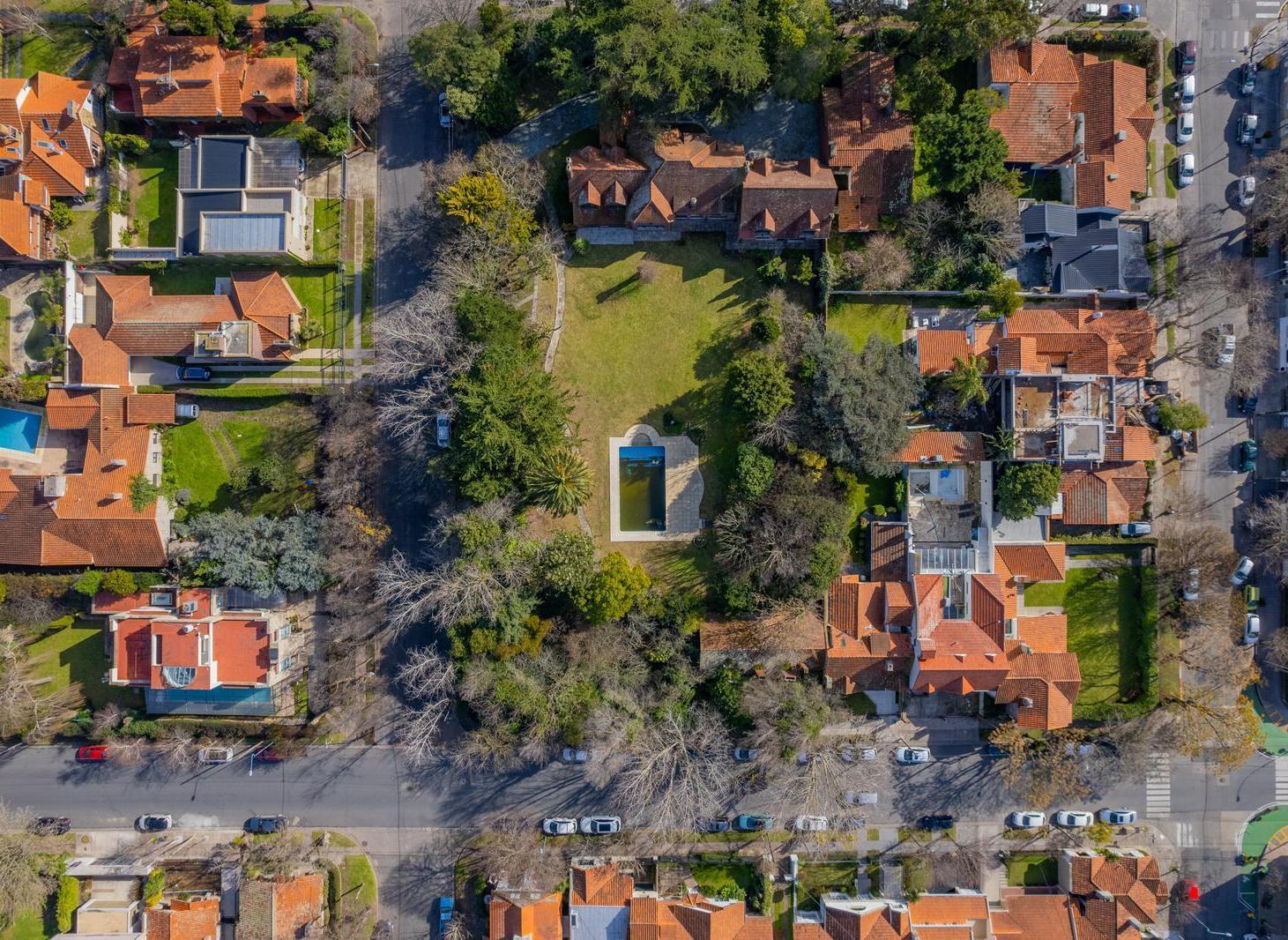 Lote en esquina del excelente barrio Los Troncos.