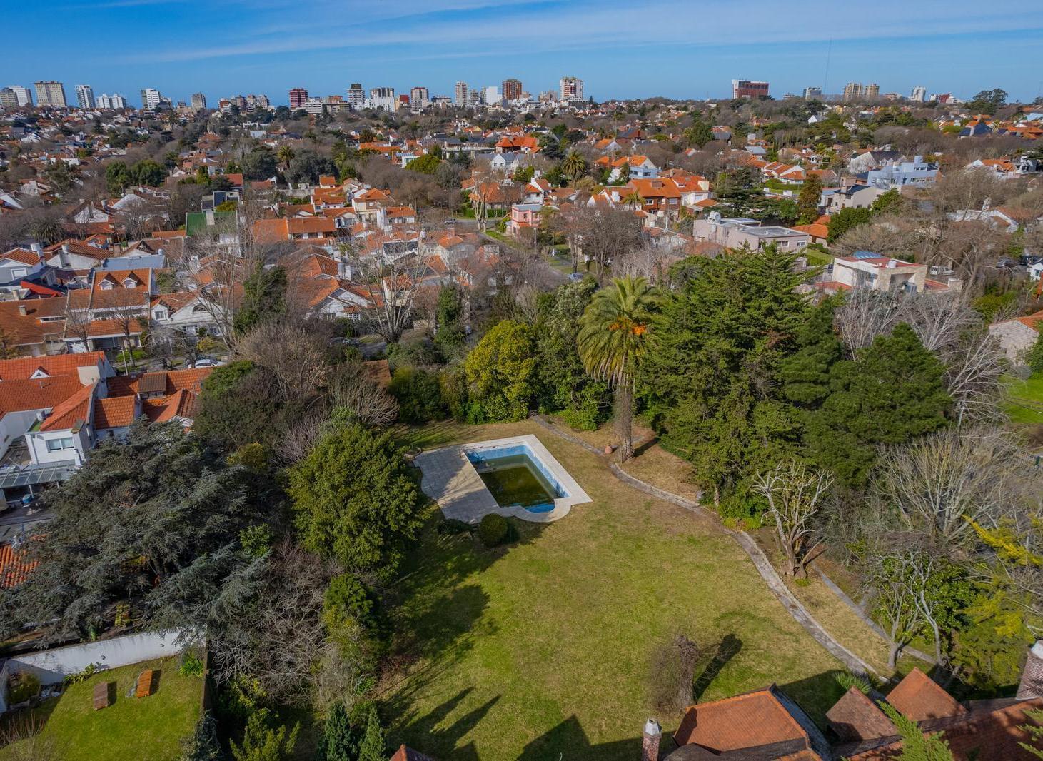 Lote en esquina del excelente barrio Los Troncos.