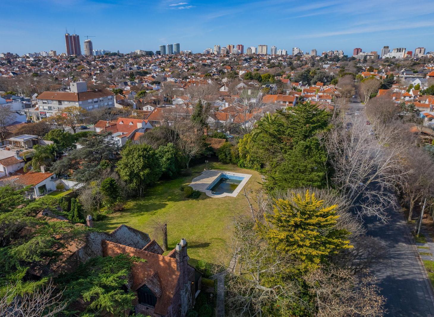 Lote en esquina del excelente barrio Los Troncos.