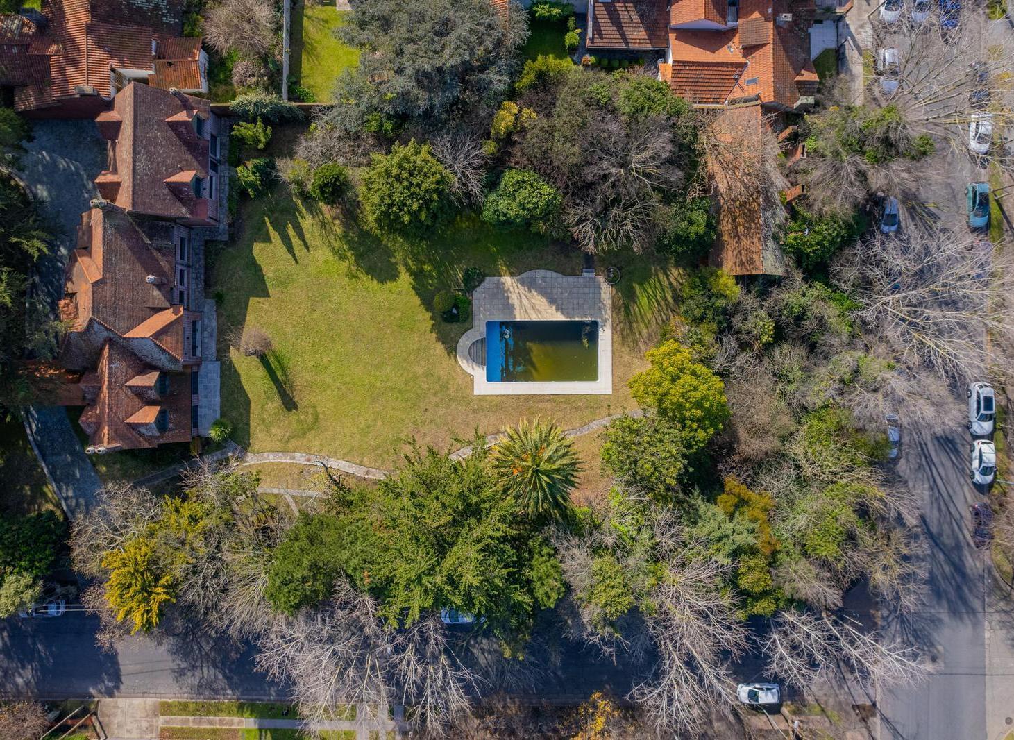 Lote en esquina del excelente barrio Los Troncos.