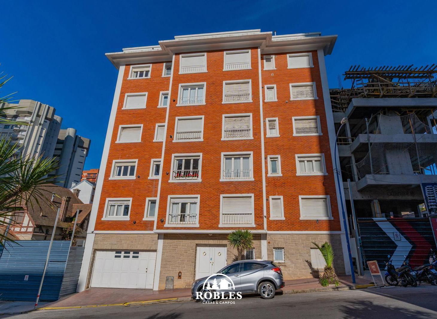 Departamento tres ambientes en Playa Grande.