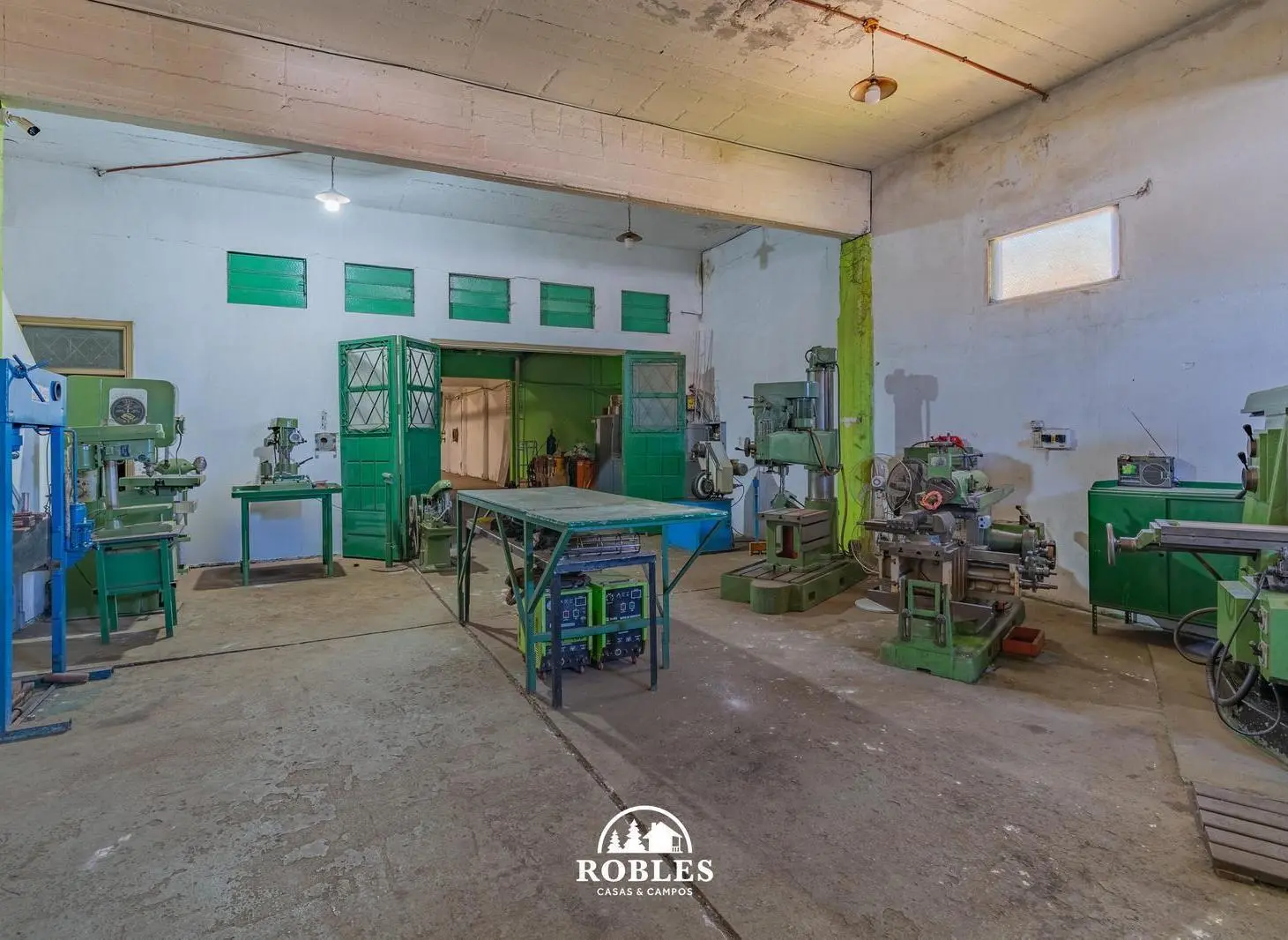 Deposito con vivienda en planta alta, en zona Puerto 5