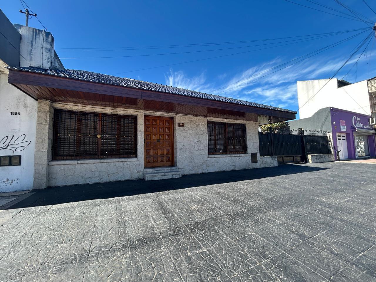 Chalet sobre dos lotes sobre Av. Jara