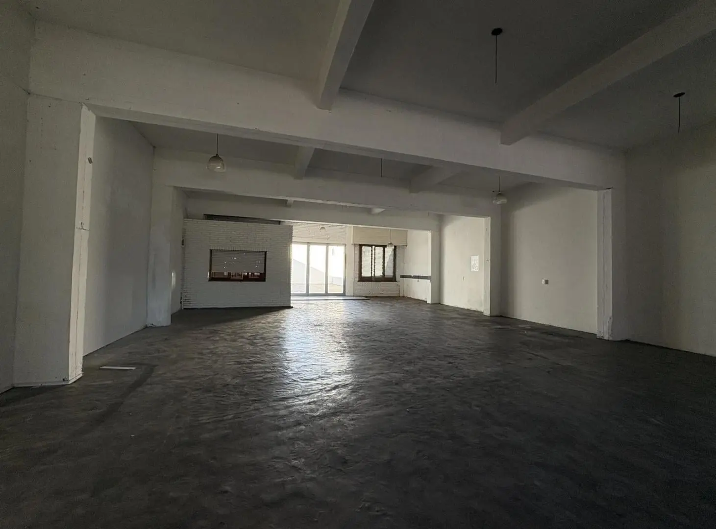 Importante local comercial sobre Av. Colon 4