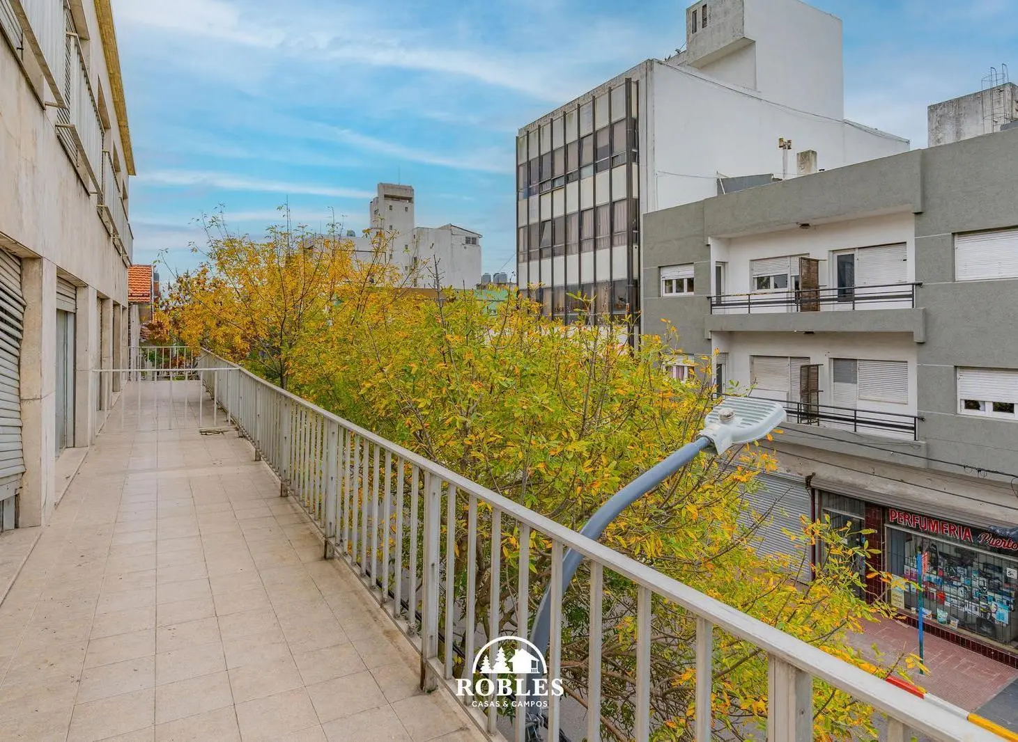 Dos oficinas en block sobre calle 12 de Octubre 4