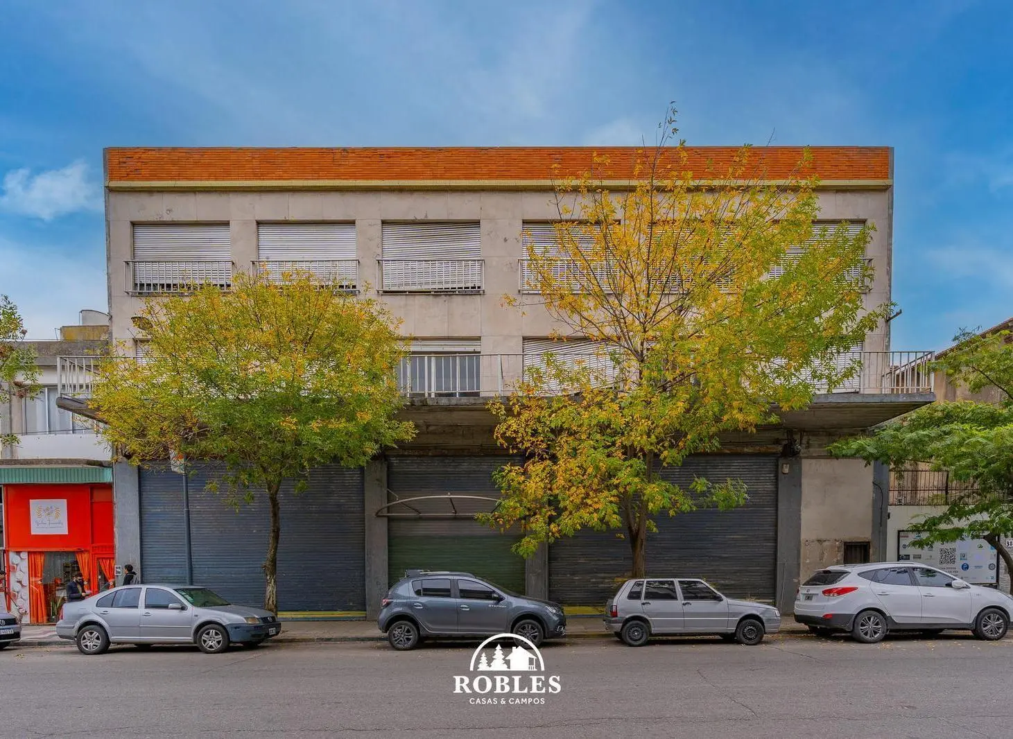 Dos oficinas en block sobre calle 12 de Octubre 2