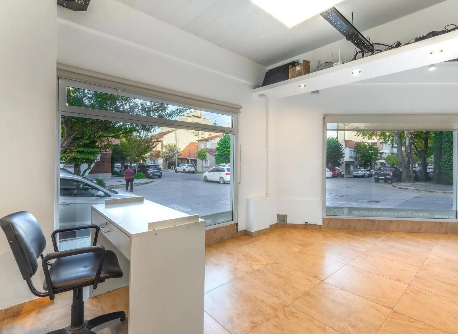Local comercial en el entorno del barrio Chauvin 5