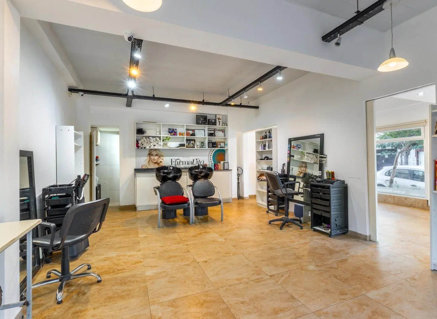 Local comercial en el entorno del barrio Chauvin 4