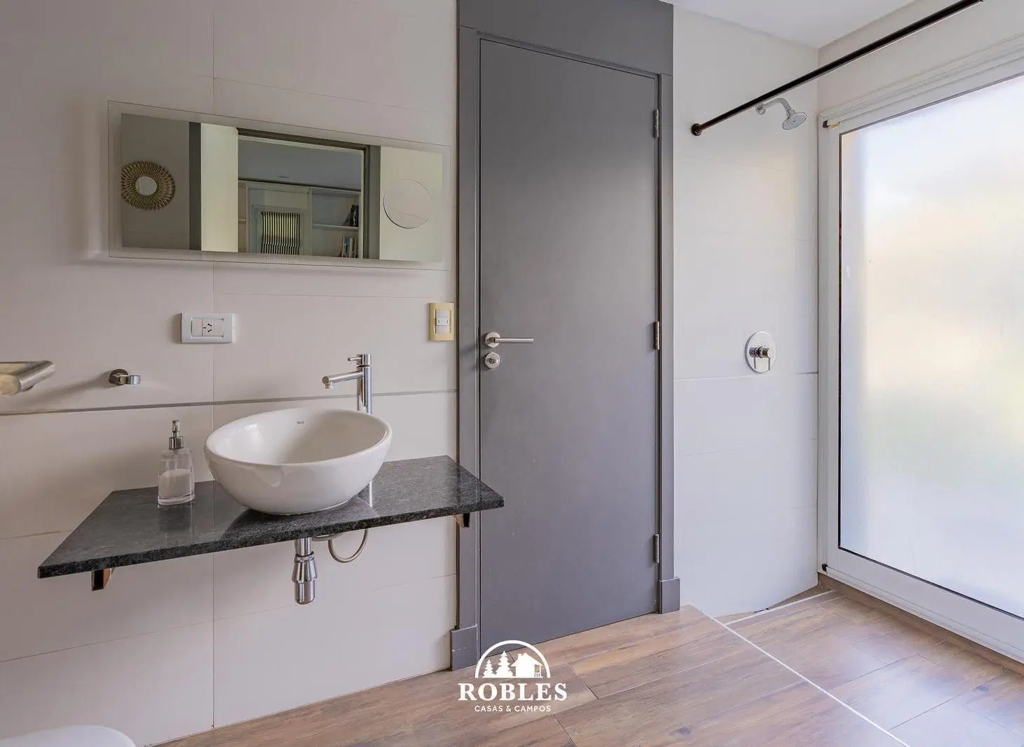 Casa estilo minimalista en el excelente barrio privado Rumenco 5