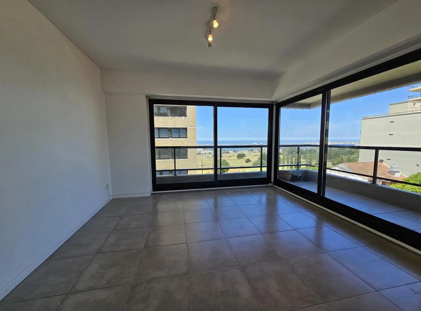 Departamento de categoría, con vista al Golf y al mar. 3