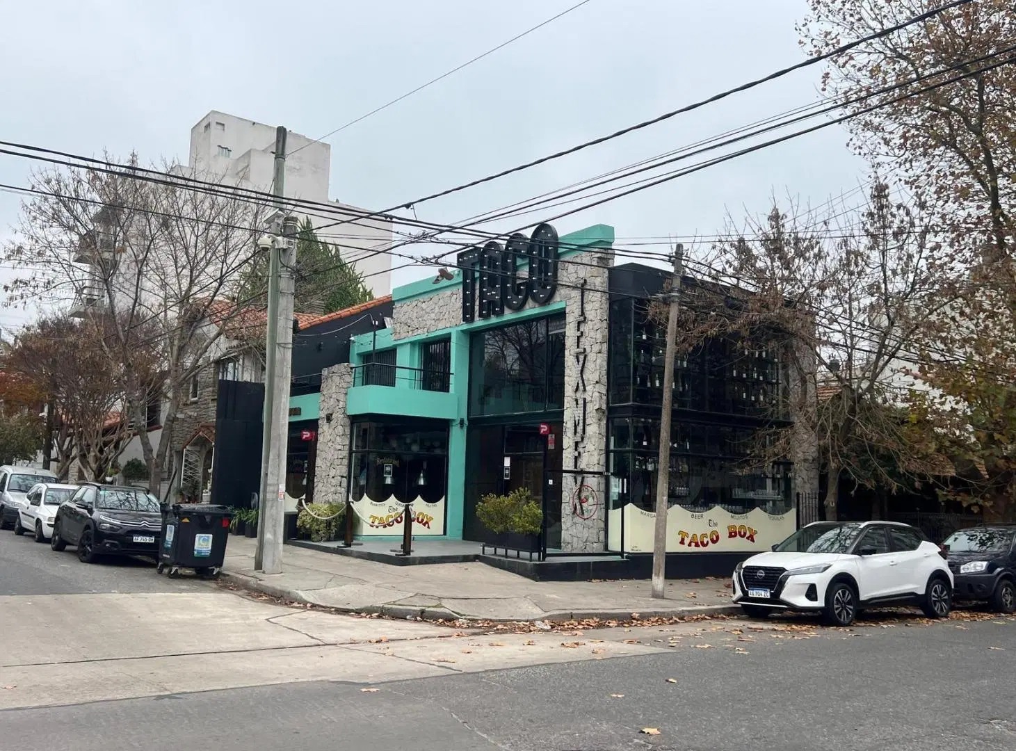 Importante local en esquina sobre calle Olavarría. 4