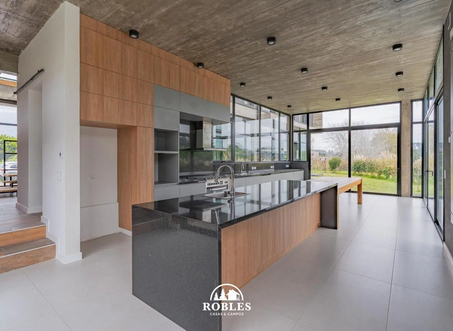 Casa estilo moderno en el barrio privado Arenas del Sur 8