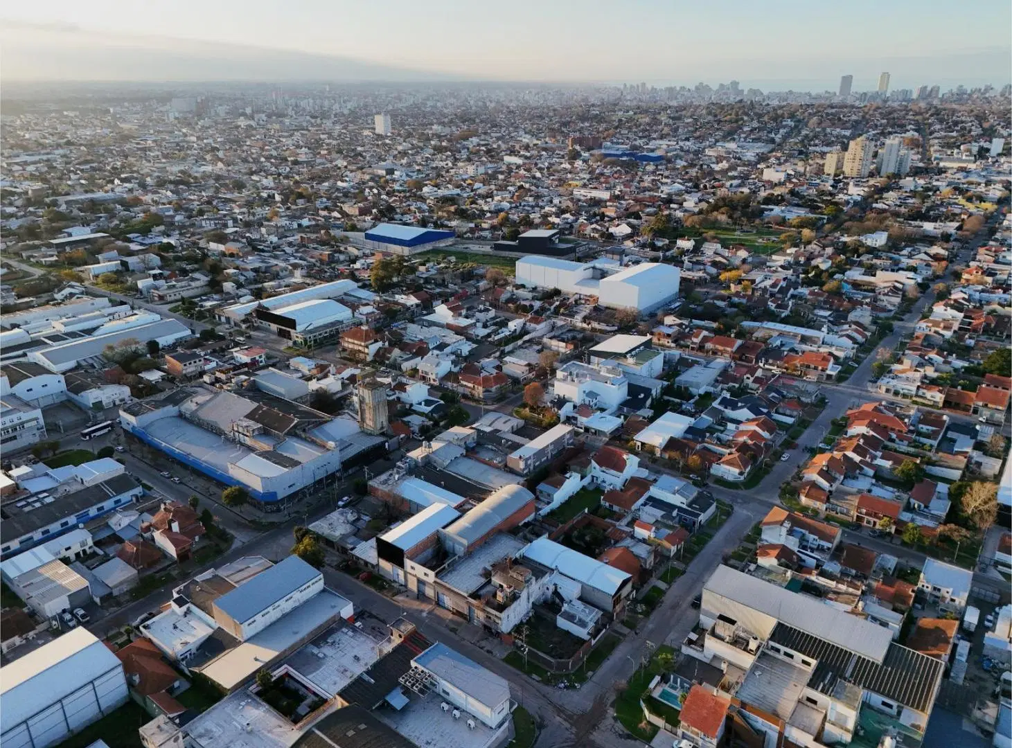 Planta pesquera en esquina de Las Avenidas 1