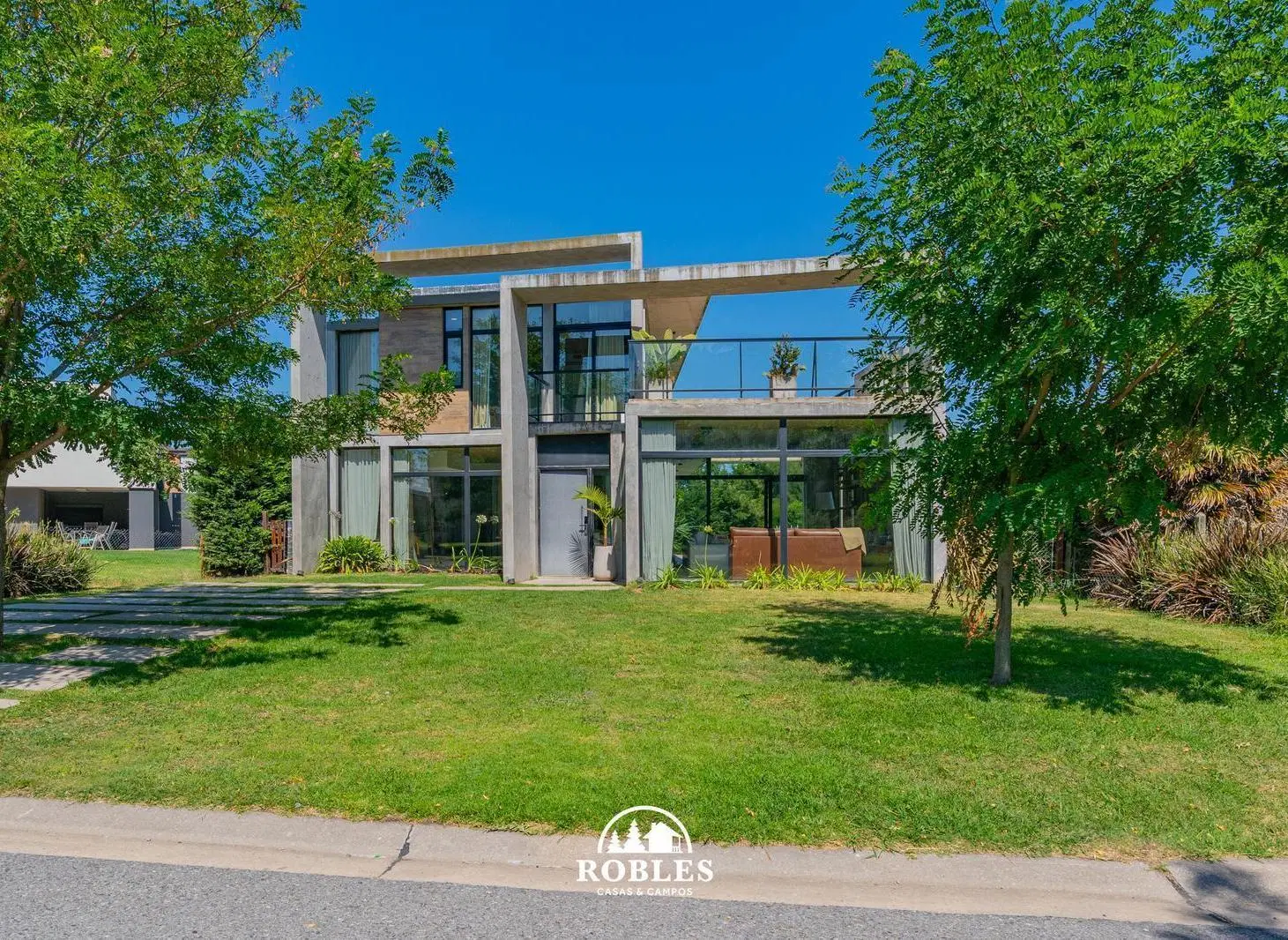 Casa estilo moderno en el barrio Arenas del Sur 3