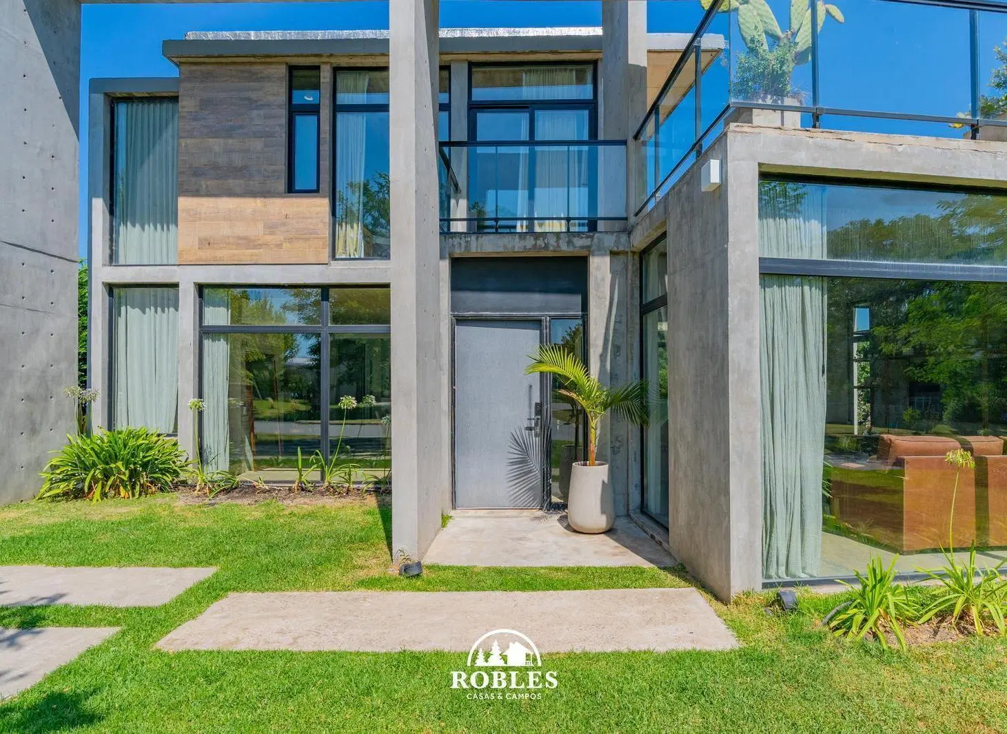 Casa estilo moderno en el barrio Arenas del Sur 1