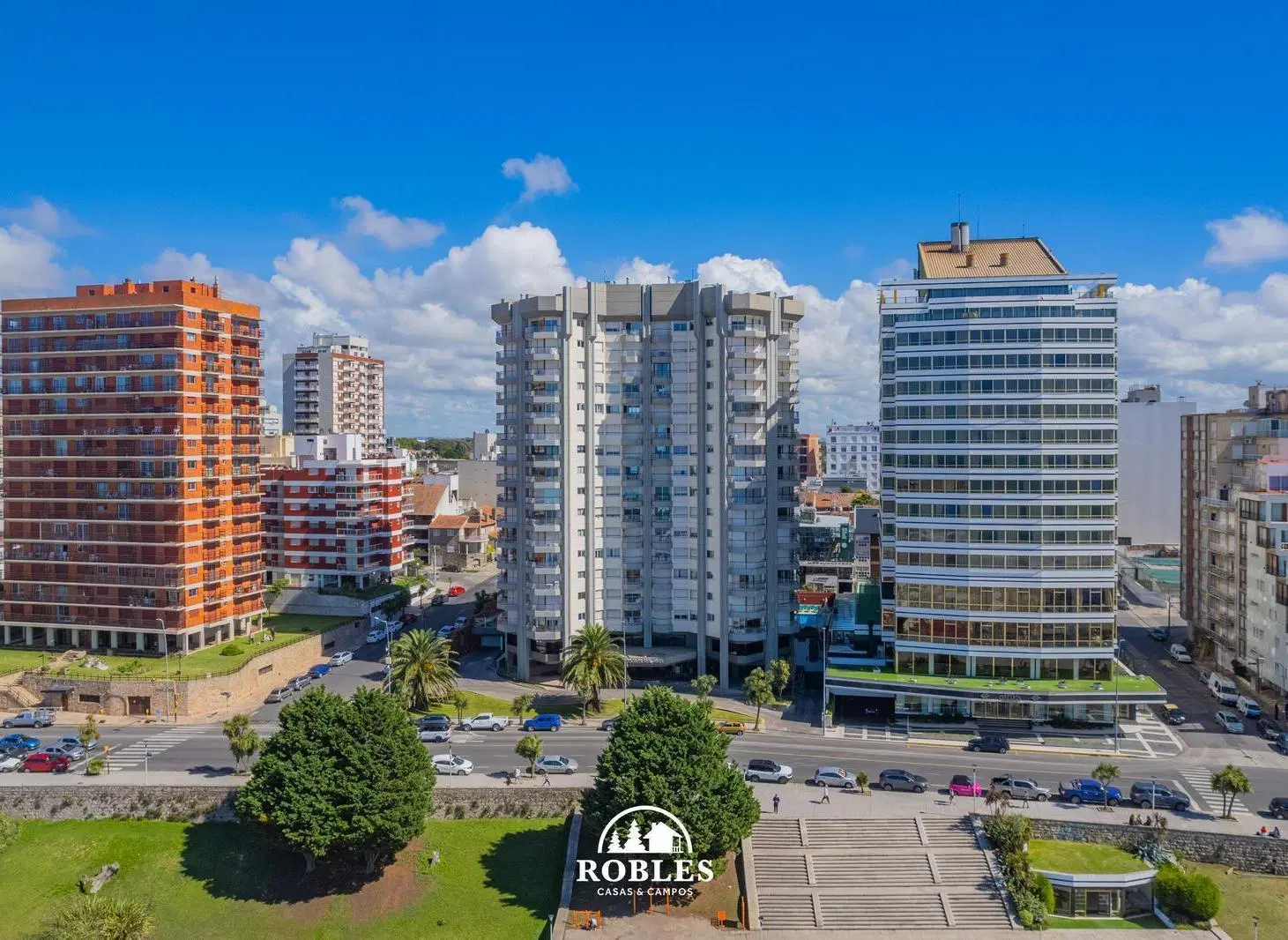 Departamento en edificio de categoría, frente a Playa Grande 2