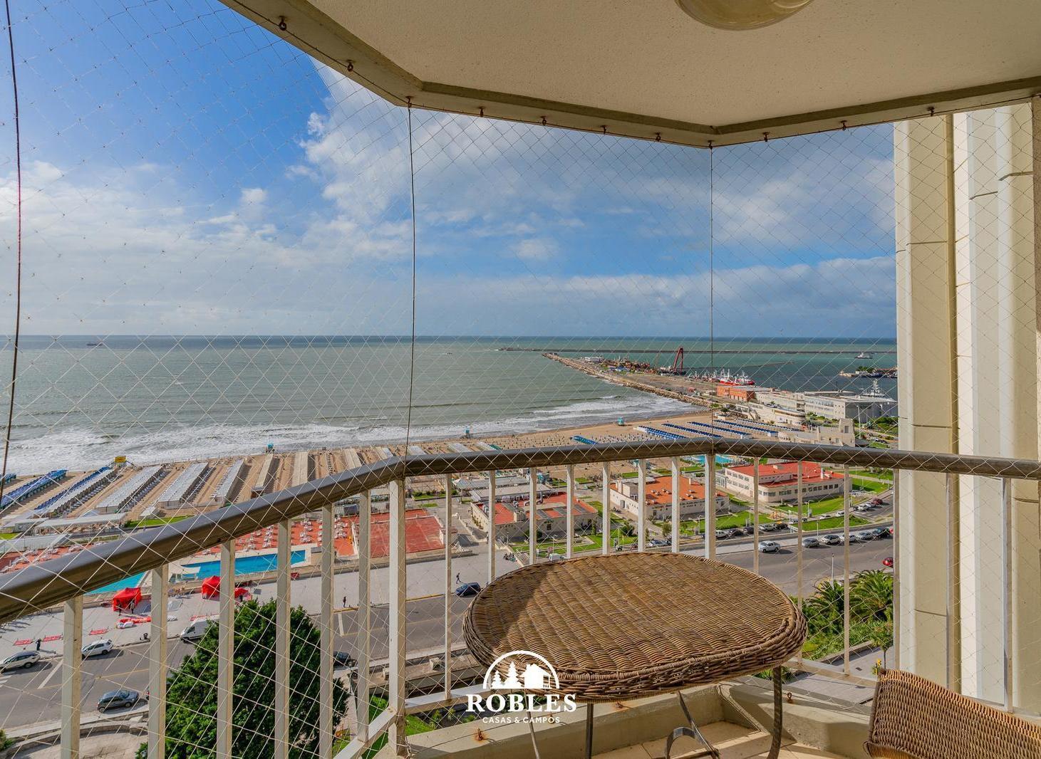 Departamento en edificio de categoría, frente a Playa Grande