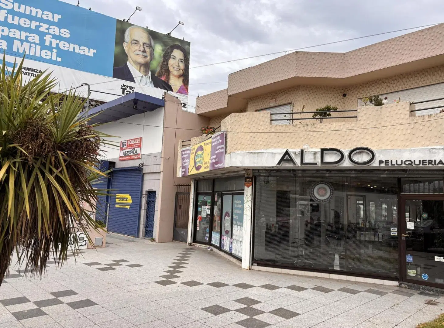 Local comercial con vivienda sobre Av. Constitucion 4