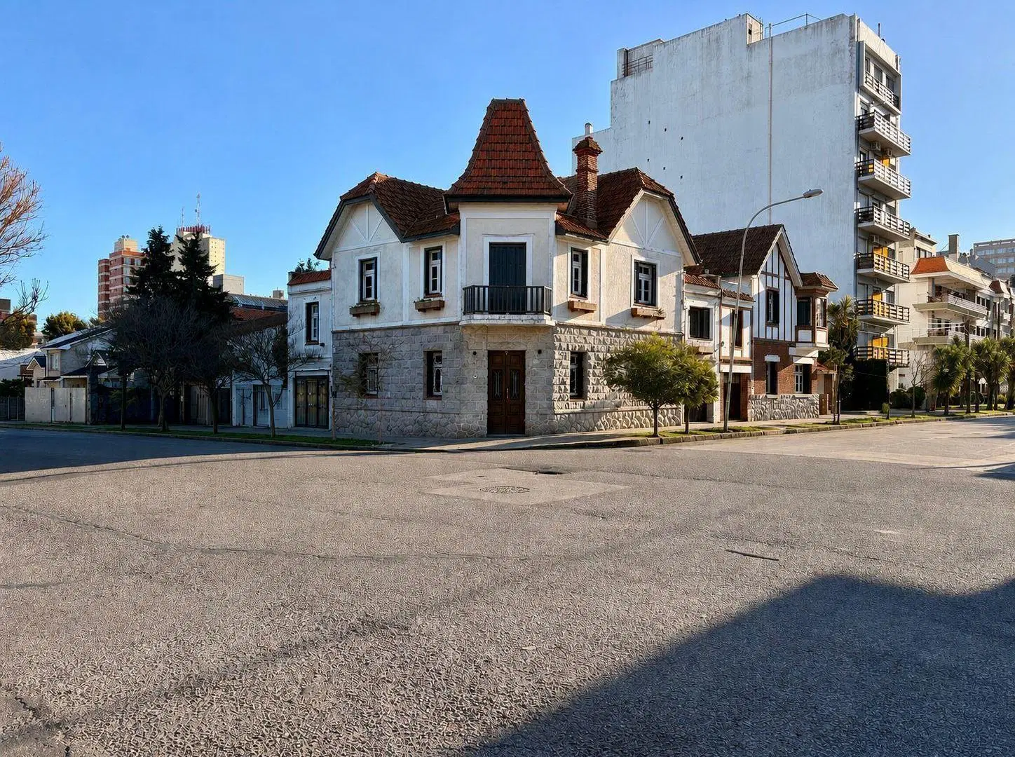 Pintoresco chalet para uso profesional en esquina de Stella Maris 2