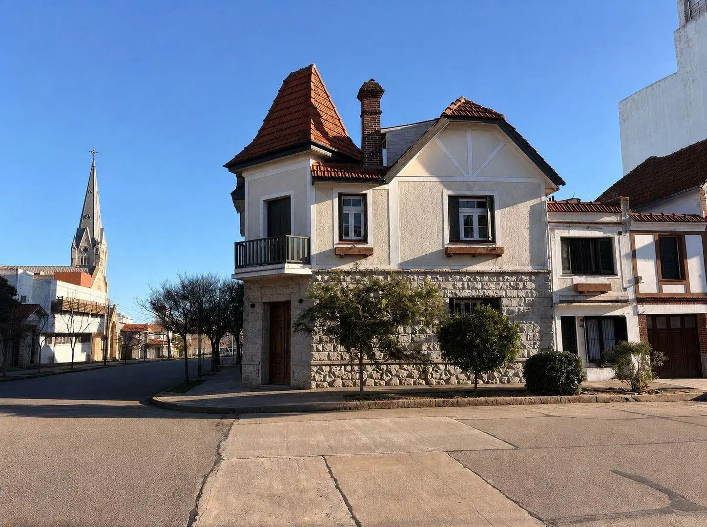 Pintoresco chalet para uso profesional en esquina de Stella Maris 4