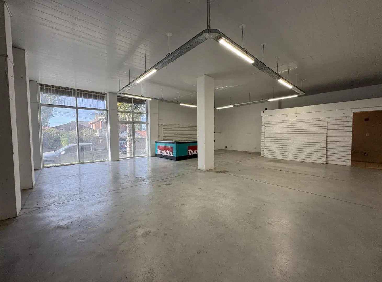 Local comercial en esquina de Av. Edison 3