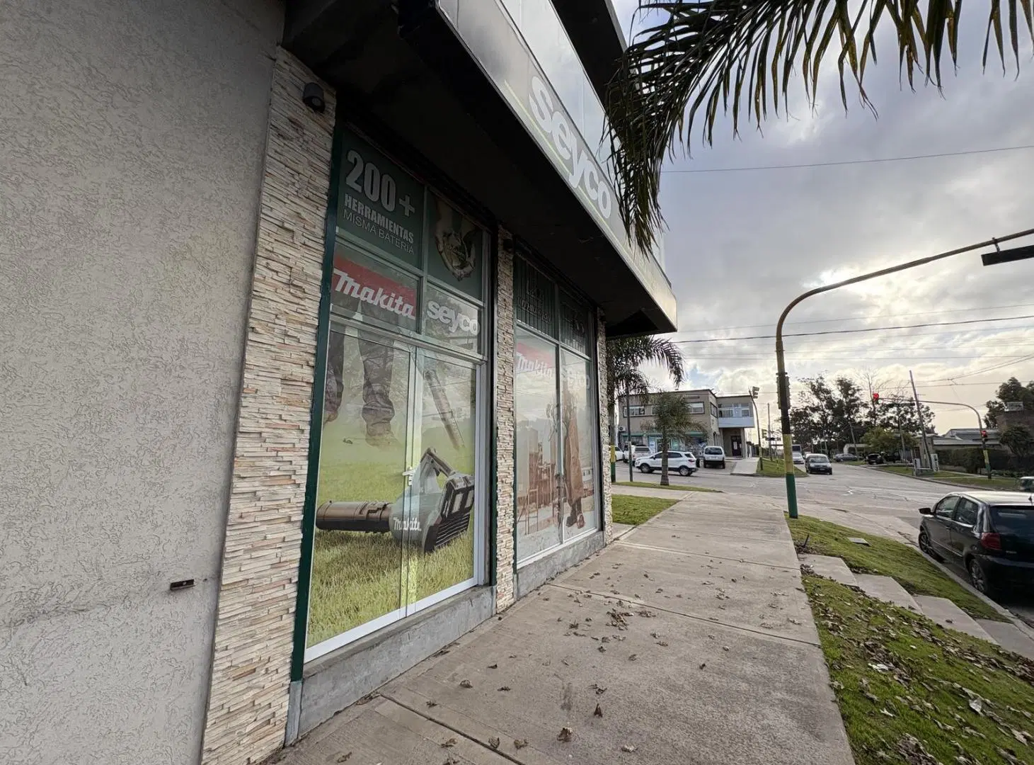Local comercial en esquina de Av. Edison 8