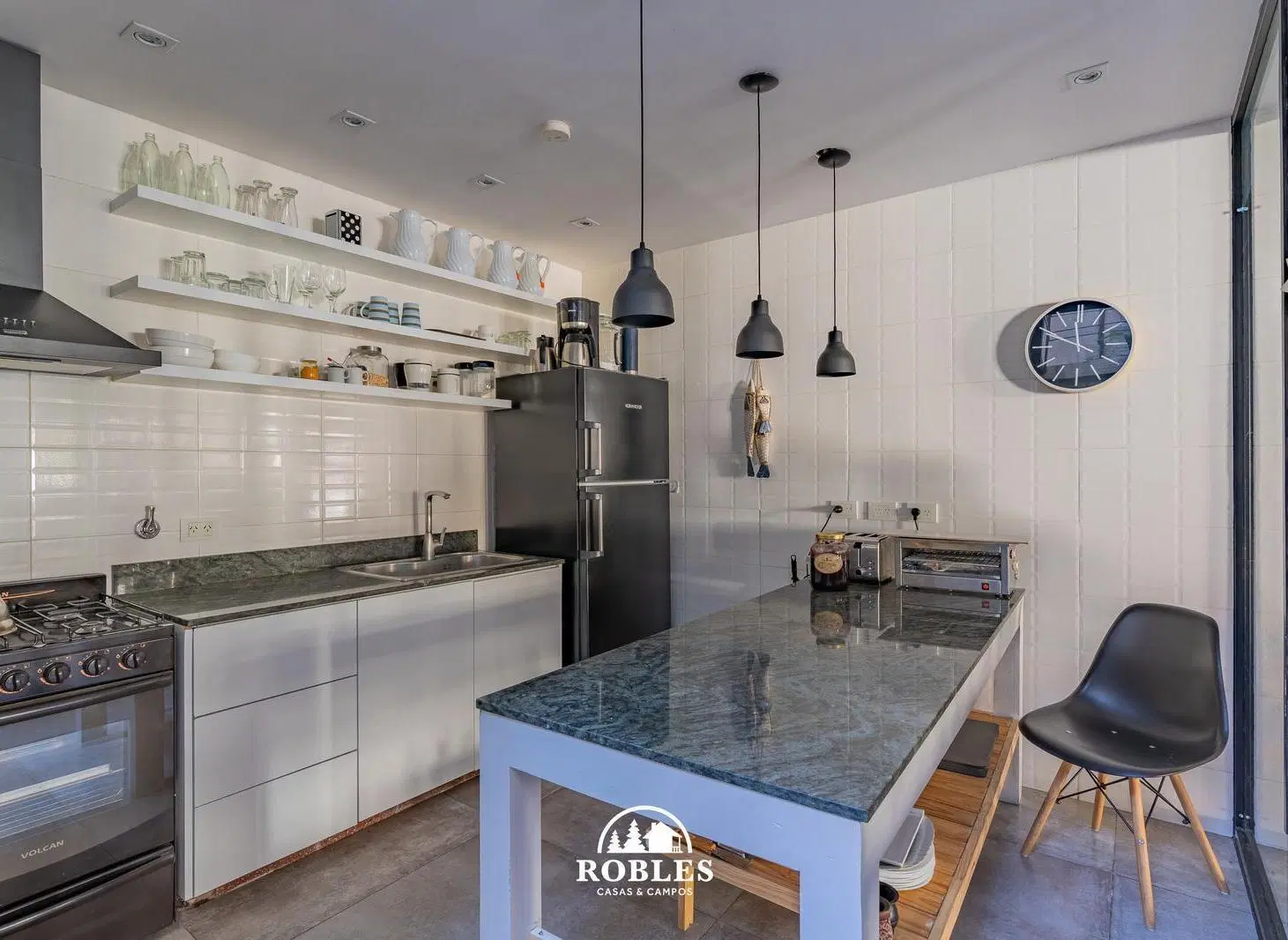 Propiedad comercial en block en excelente ubicacion de Guemes 8