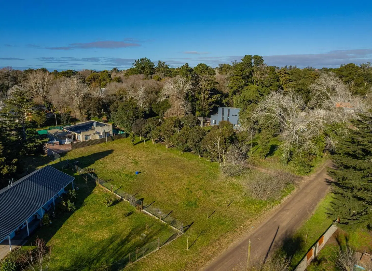 Lote en esquina del barrio Colina Alegre 5