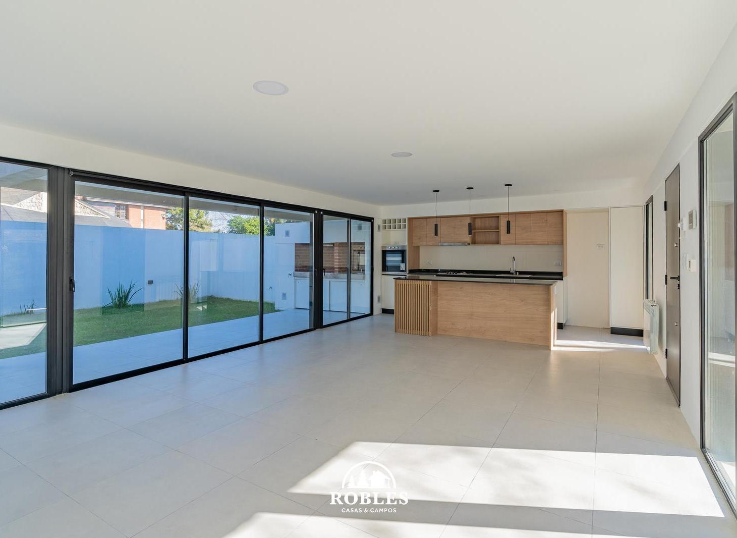Foto de Casa estilo moderno en el barrio San Carlos., imagen 2