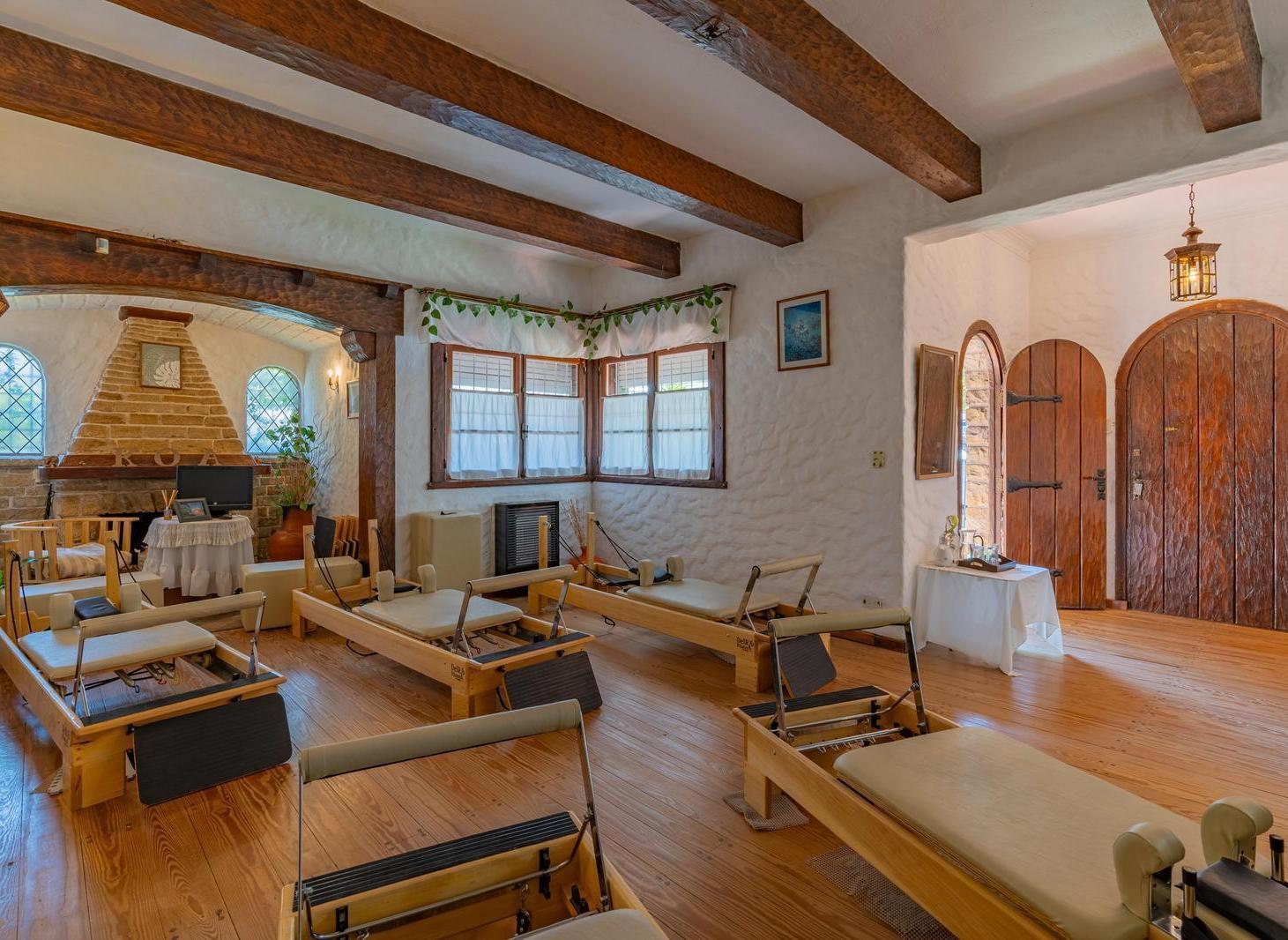 Foto de Chalet de estilo, en esquina del barrio Playa Grande., imagen 2