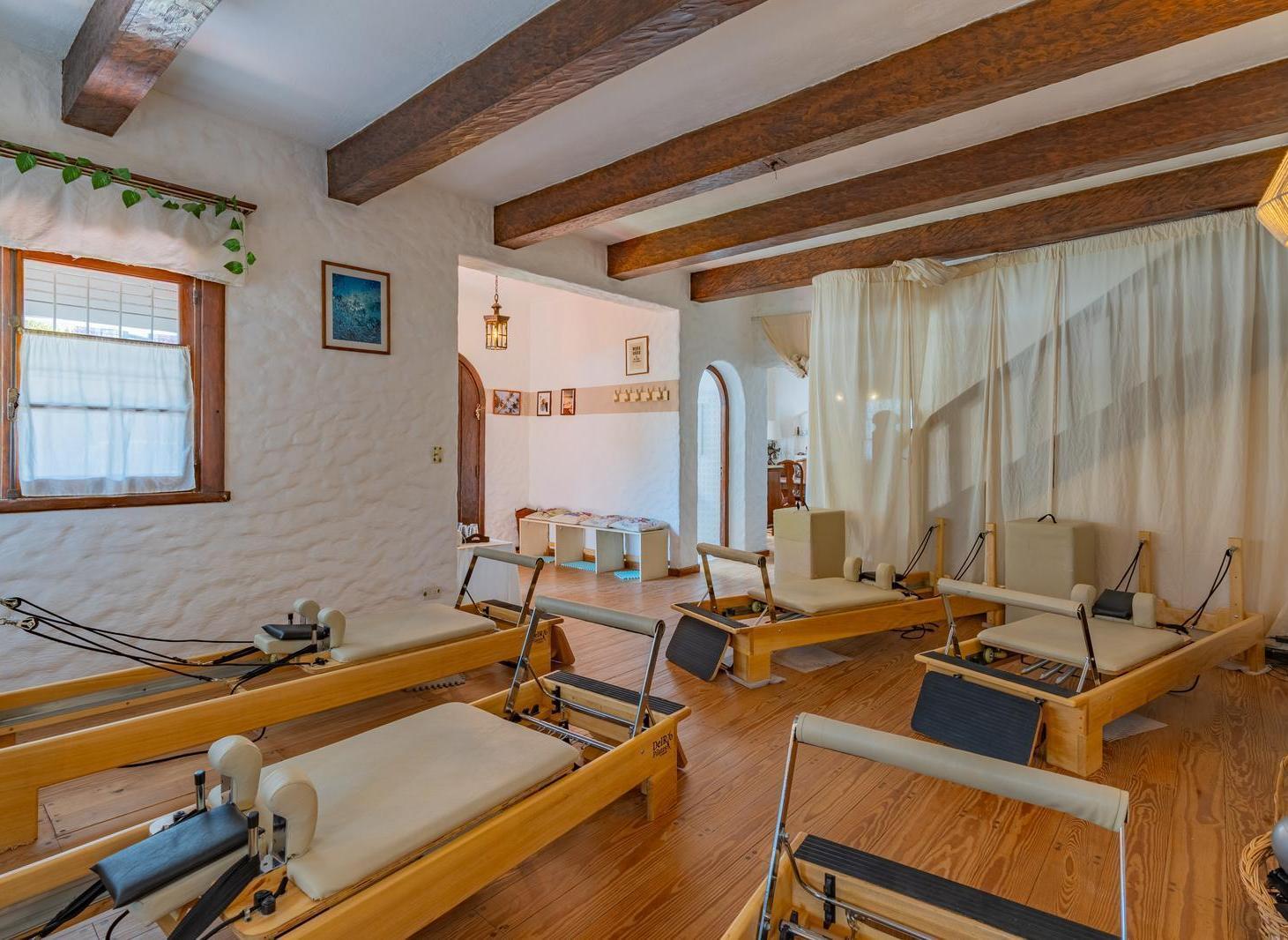 Foto de Chalet de estilo, en esquina del barrio Playa Grande., imagen 1