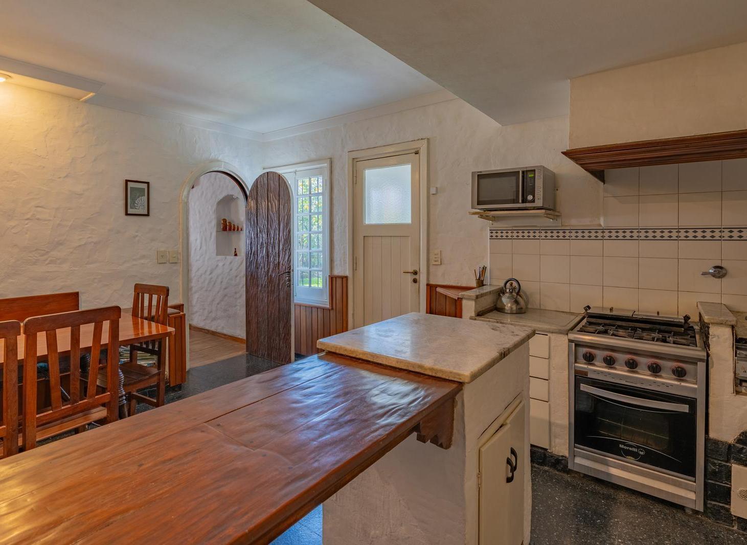 Foto de Chalet de estilo, en esquina del barrio Playa Grande., imagen 3
