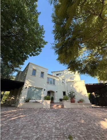 Espectacular casa en venta o alquiler en excelente estado  5 ambientes en Santa María de Tigre