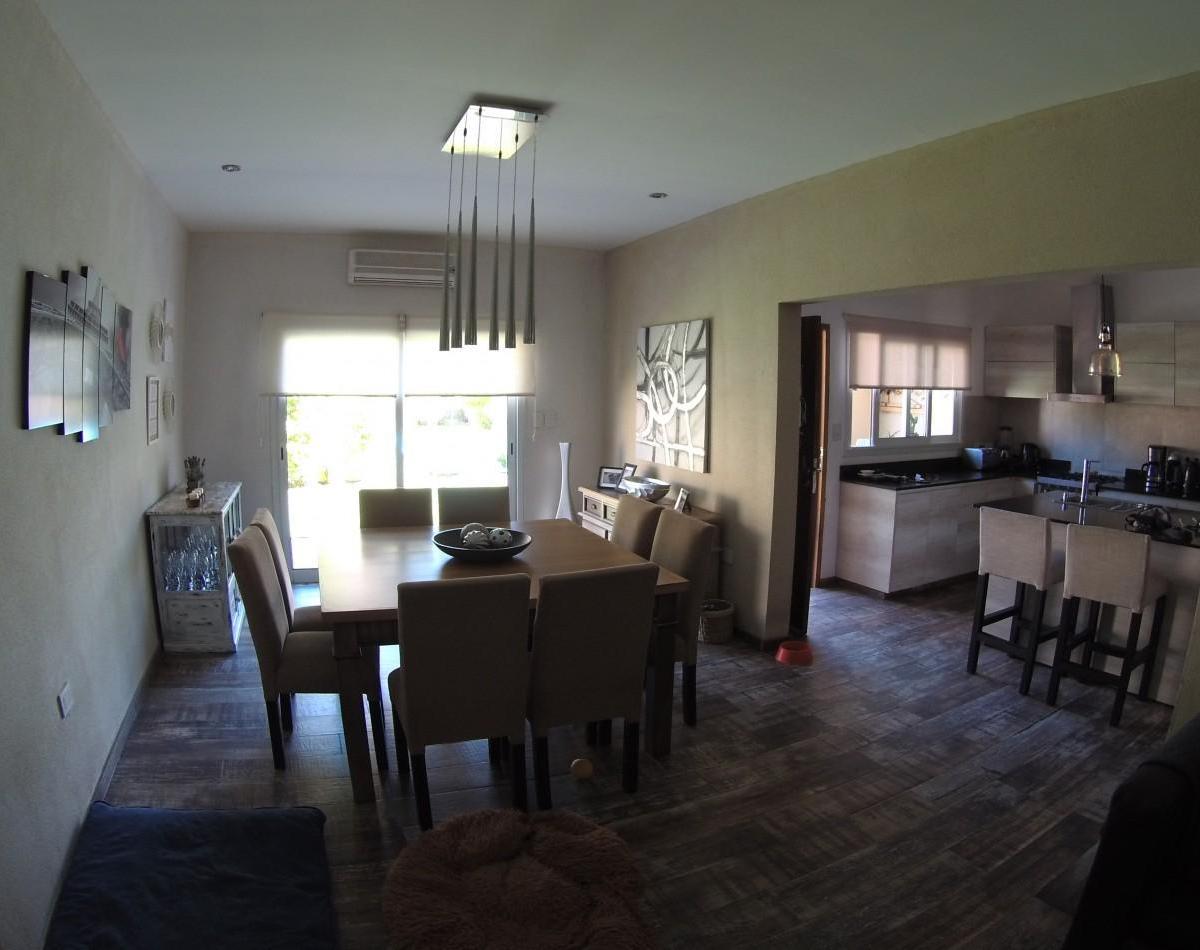 Casa reciclada con pileta, parrilla y cochera cubierta | Ituzaingo Norte