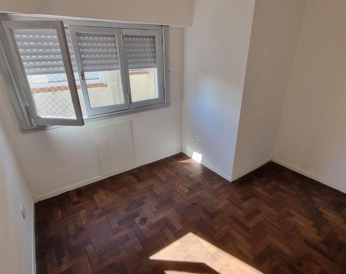 Departamento de tres ambientes a la venta en Castelar