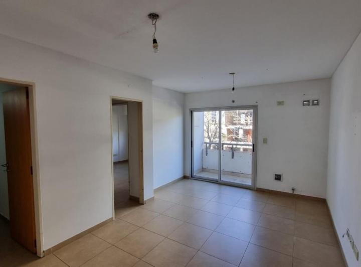 Departamento de 2 amb. con cochera cubierta en Moron Sur 2