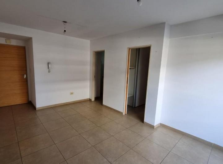 Departamento de 2 amb. con cochera cubierta en Moron Sur 3
